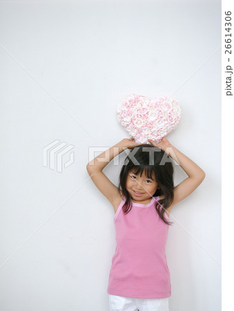 ハートの花を持つ女の子 ハートの花を持つ女の子 26614306