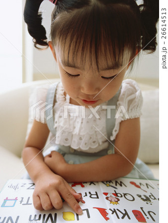 絵本を読む女の子 26614513