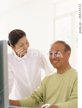 パソコンを楽しむ老夫婦 26614531