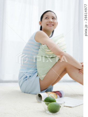 クッションを抱く女性 クッションを抱く女性 26614977