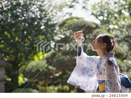 浴衣の女性と風鈴 26615004