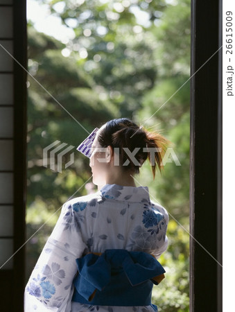 手ぬぐいをかざす浴衣の女性 手ぬぐいをかざす浴衣の女性 26615009