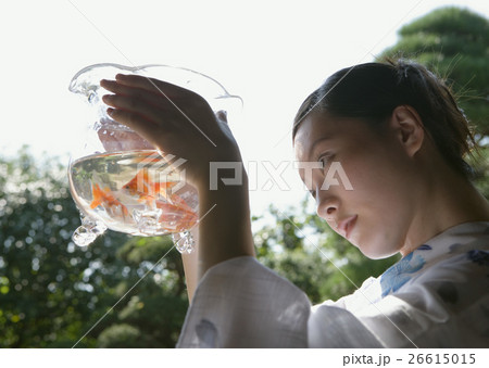 浴衣の女性と金魚鉢 浴衣の女性と金魚鉢 26615015