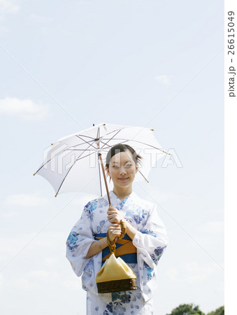日傘をさす浴衣の女性 日傘をさす浴衣の女性 26615049