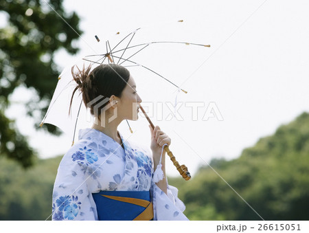日傘をさす浴衣の女性 26615051