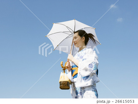 日傘をさす浴衣の女性 日傘をさす浴衣の女性 26615053