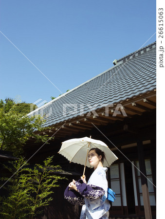 日傘をさす浴衣の女性 日傘をさす浴衣の女性 26615063