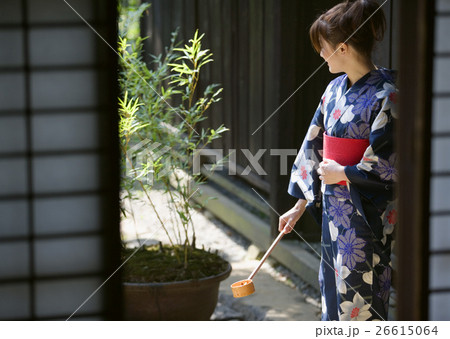 打ち水をする浴衣の女性 26615064