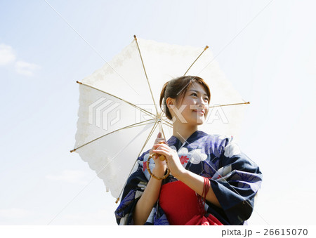 日傘をさす浴衣の女性 26615070