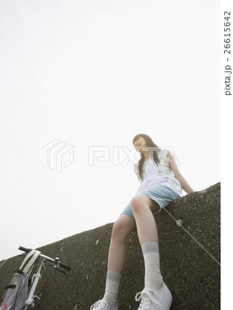 防波堤に座る女の子 26615642
