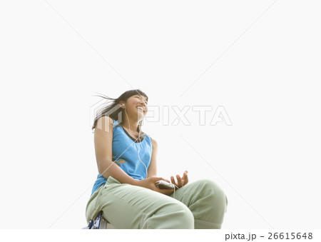 音楽を聴く女の子 音楽を聴く女の子 26615648