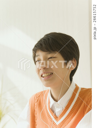 音楽を聴く男の子 音楽を聴く男の子 26615752