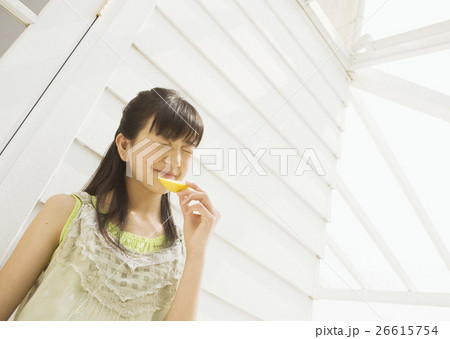 レモンを食べる女の子 レモンを食べる女の子 26615754