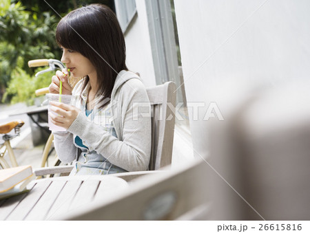 ジュースを飲む女性 ジュースを飲む女性 26615816