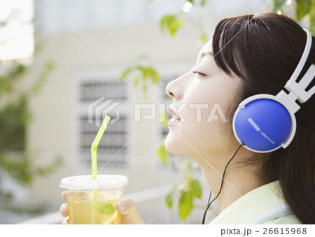 音楽を聴く女性 26615968