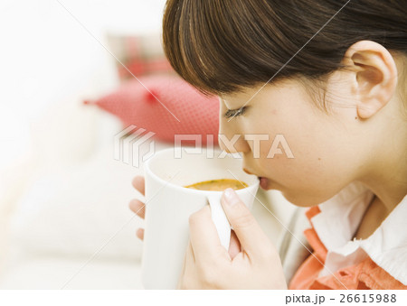 スープを飲む女性 スープを飲む女性 26615988