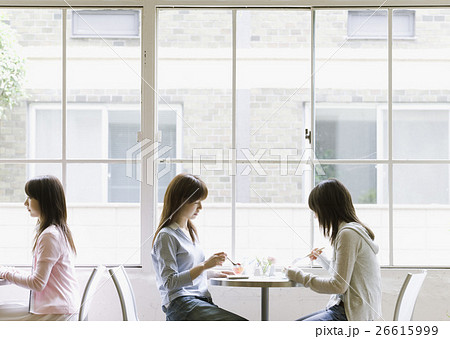 カフェの女性 26615999