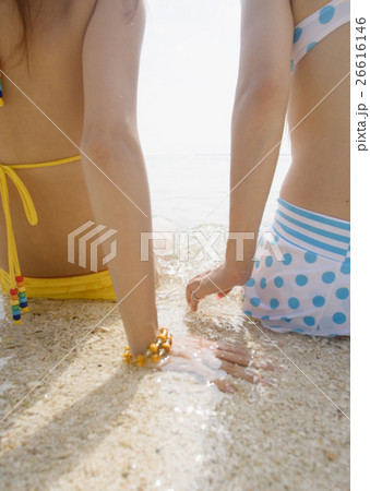 ビーチに座る女性 26616146