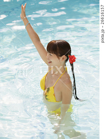 プールで遊ぶ女性 プールで遊ぶ女性 26616157