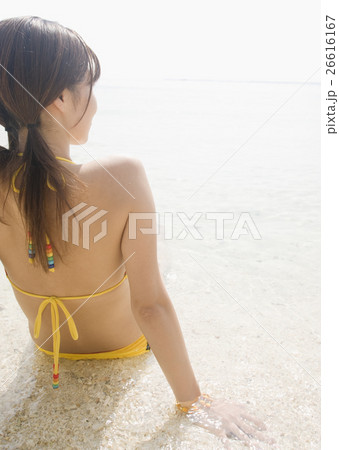 ビーチに座る女性 ビーチに座る女性 26616167