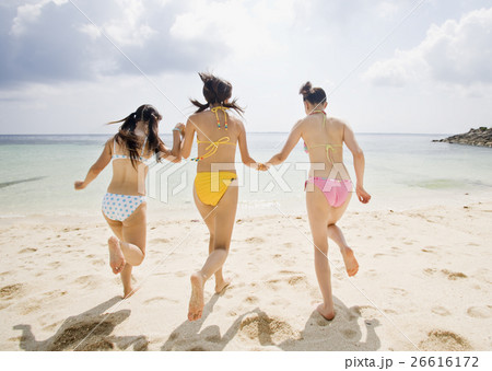 砂浜を走る女性 砂浜を走る女性 26616172