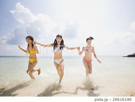 ビーチで遊ぶ女性 ビーチで遊ぶ女性 26616186