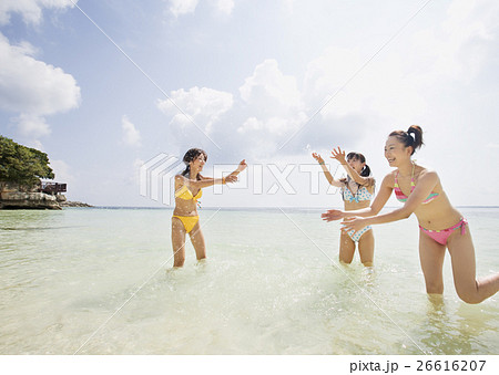 ビーチで遊ぶ女性 26616207