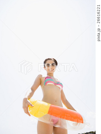 ビーチで遊ぶ女性 26616221