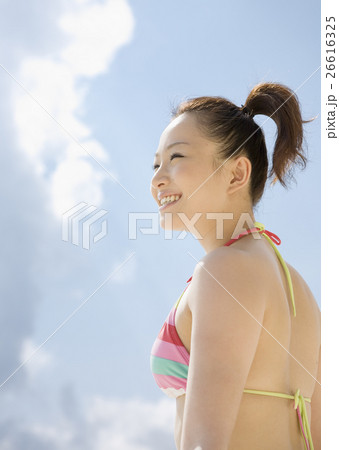 空を見上げる女性 空を見上げる女性 26616325
