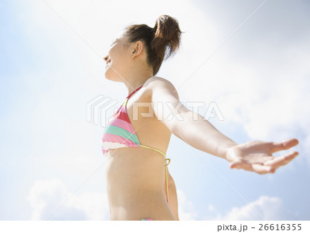空を見上げる女性 空を見上げる女性 26616355