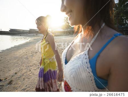 ビーチを歩く女性 26616475