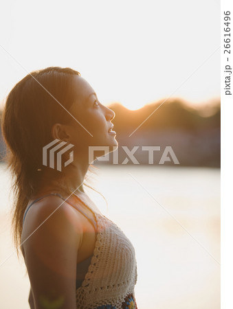 空を見上げる女性 空を見上げる女性 26616496