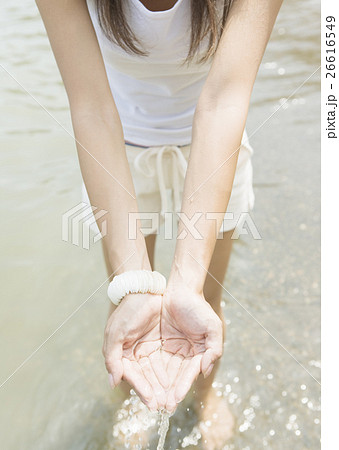 水を掬う手 26616549
