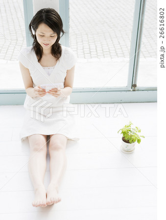 音楽を聴く女性 音楽を聴く女性 26616802