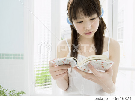 読書をする女性 読書をする女性 26616824