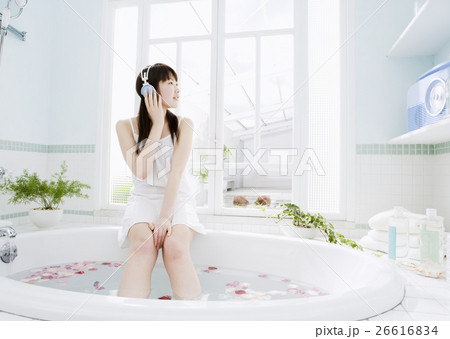 音楽を聴く女性 音楽を聴く女性 26616834