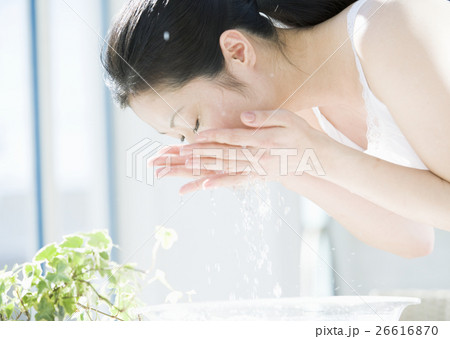 洗顔をする女性 26616870