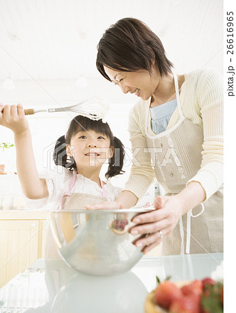 菓子作りをする母子 菓子作りをする母子 26616965