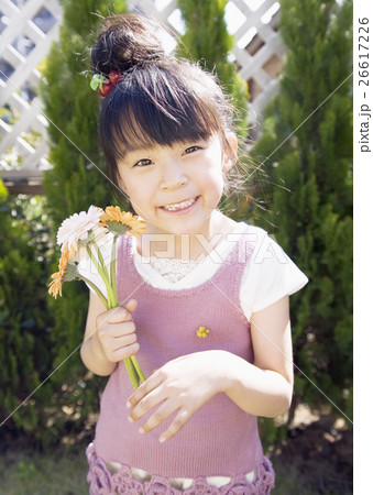 花束を持つ女の子 26617226