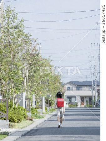 住宅街を歩く女の子 26617481