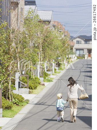 住宅街を歩く母子 26617492