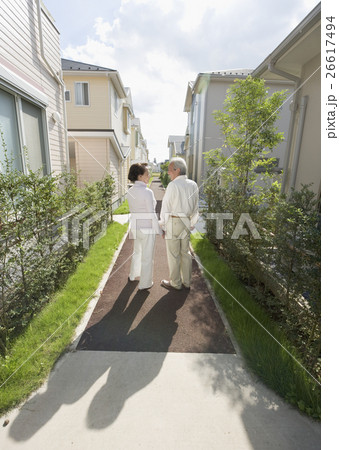 散歩をする老夫婦 26617494