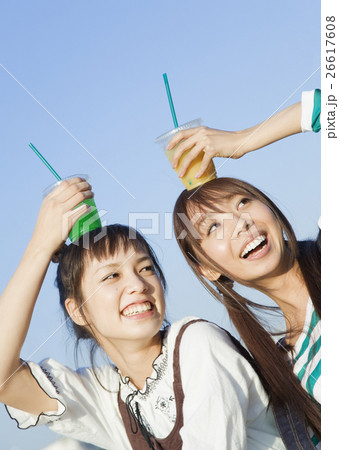 ジュースを持つ女性 26617608