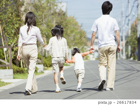 散歩をする親子 26617834