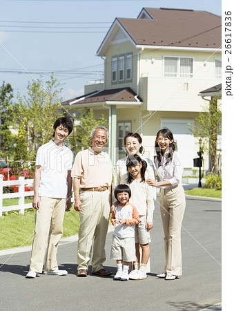 並んで立つ家族 26617836
