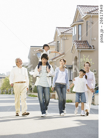 肩車をする父親と家族 26617849