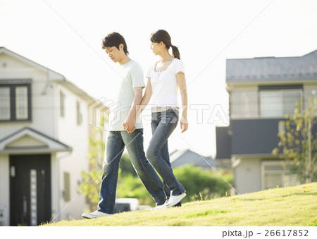 手をつないで散歩をする夫婦 26617852