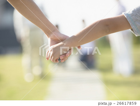 手をつなぐ子供 手をつなぐ子供 26617859