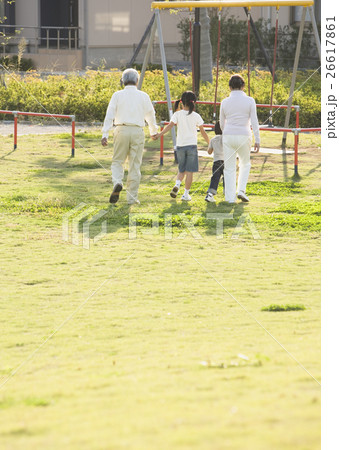 公園を散歩をする祖父母と孫 26617861