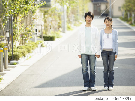 手をつなぐ笑顔の夫婦 26617895